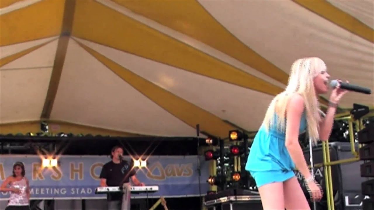 LASH - It's A Rainy Day (live @ Eeklo)