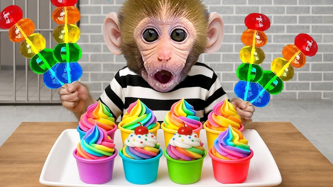 El mono DuDu va de compras y cocina fideos gigantes fritos con el adorable patito