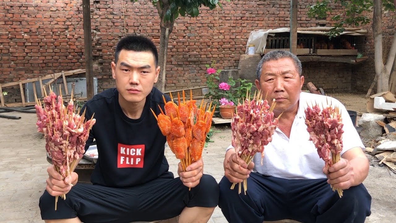 160串羊肉串，阿远在家做烧烤，四婶和小姑来家吃烧烤，吃过瘾了
