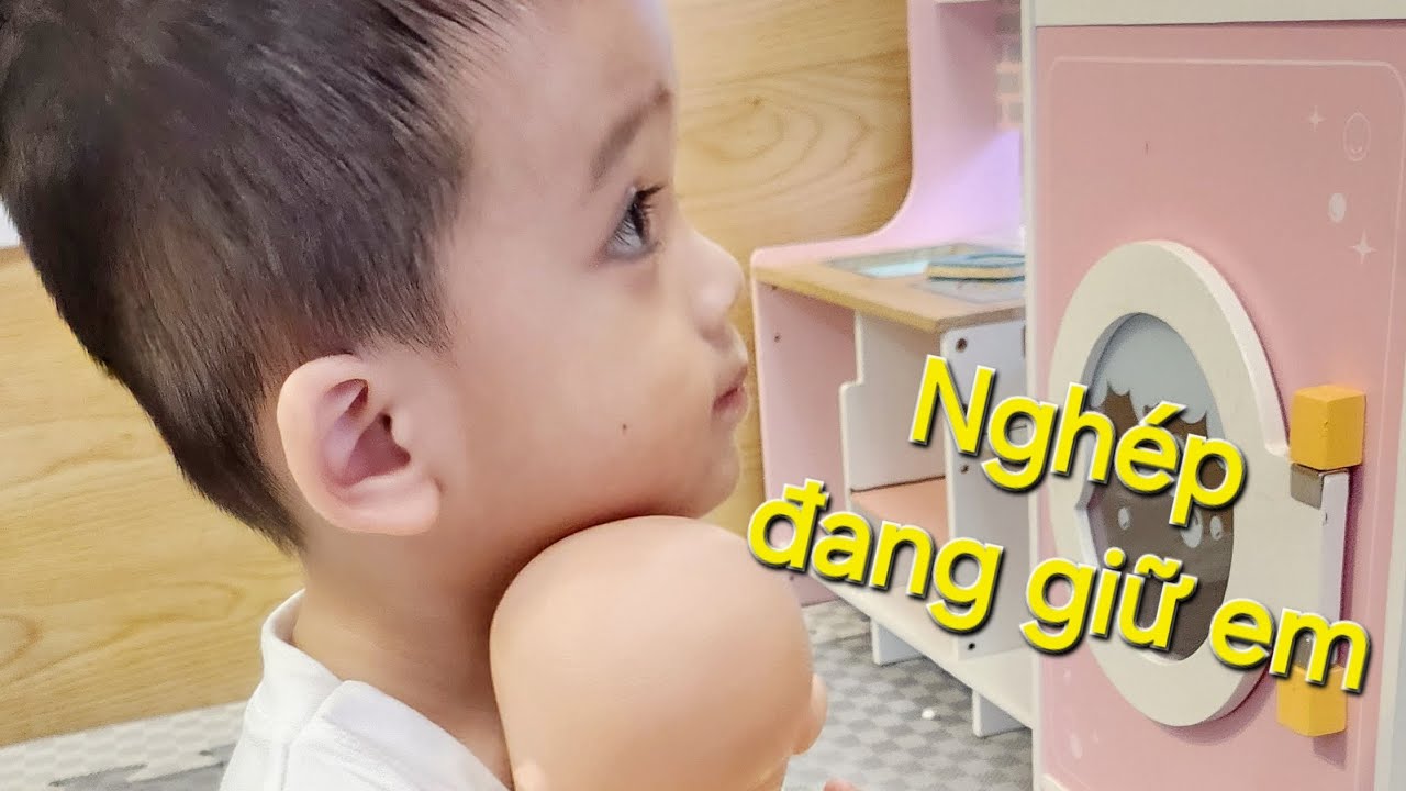 Má giao nhiệm vụ giữ em