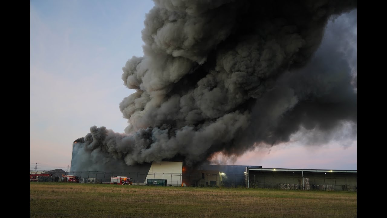 Pand verloren bij zeer grote brand Recycling bedrijf in Zwolle