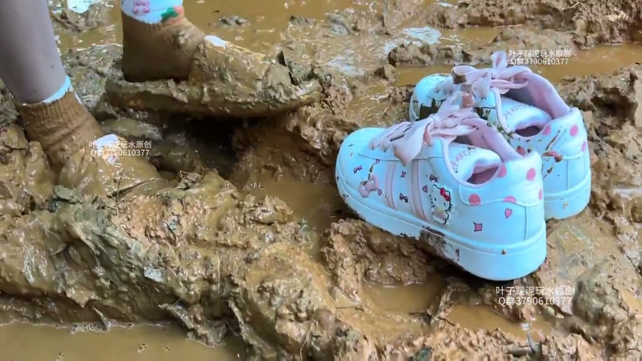 255期Wear cute pink slippers and step on the mud, then step on cute white sneakers