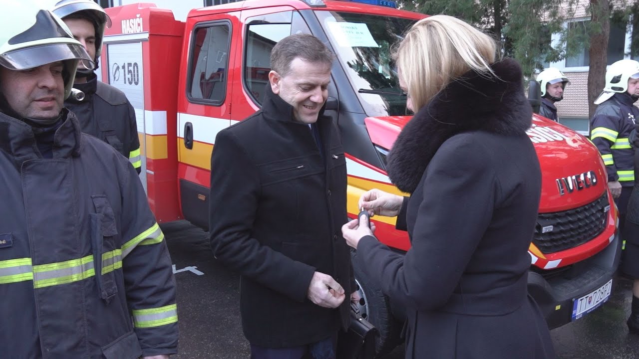 Ministerka vnútra SR odovzdala nové hasičské autá a jedno policajné