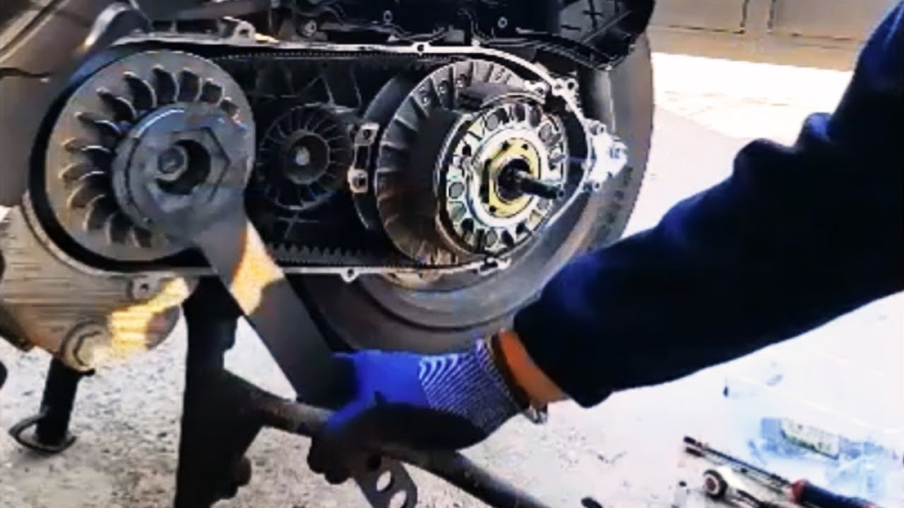 PIAGGIO MP3 400-500 Comment démonter changer variateur, courroie, galets, embrayage et ressorts ?