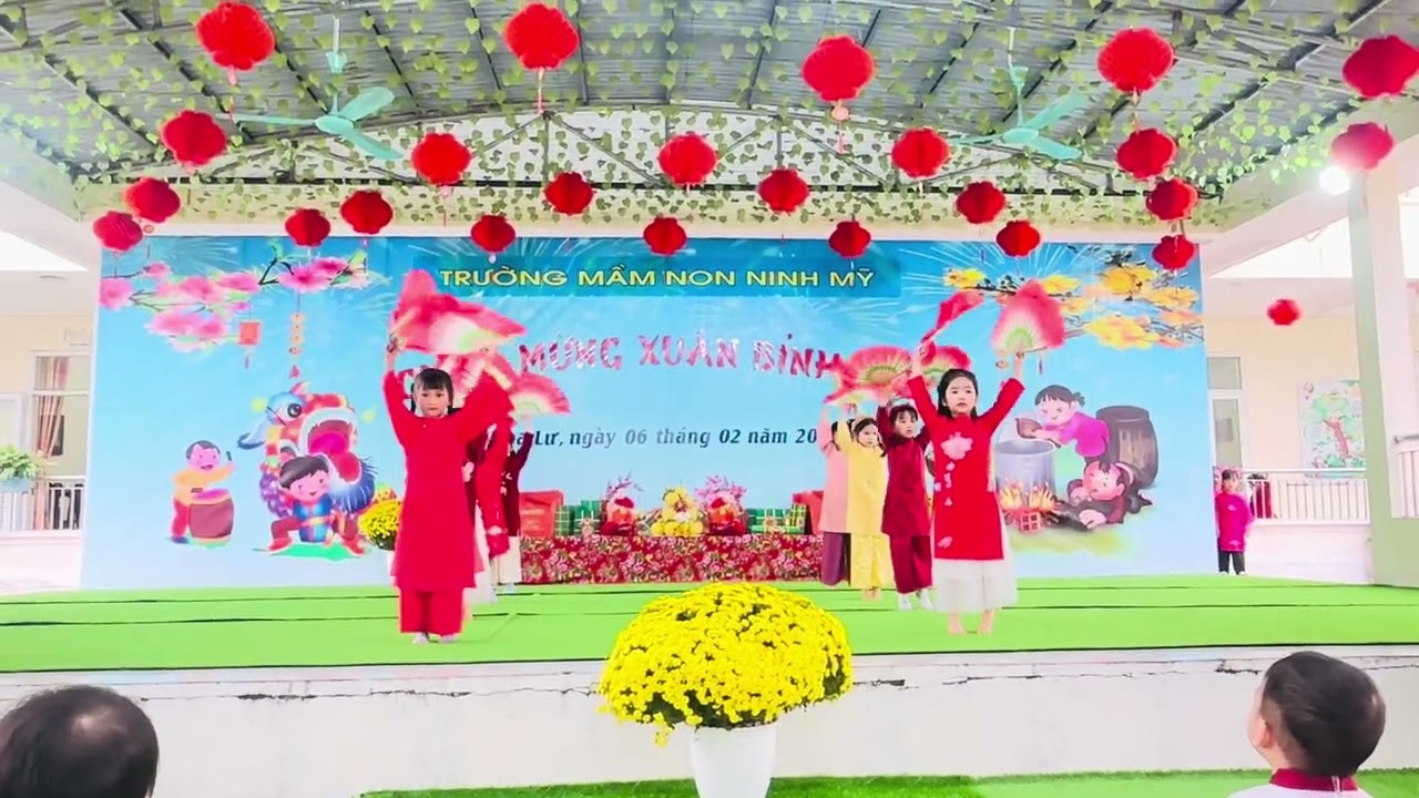 Ngày Xuân long phụng xum vầy múa mầm non