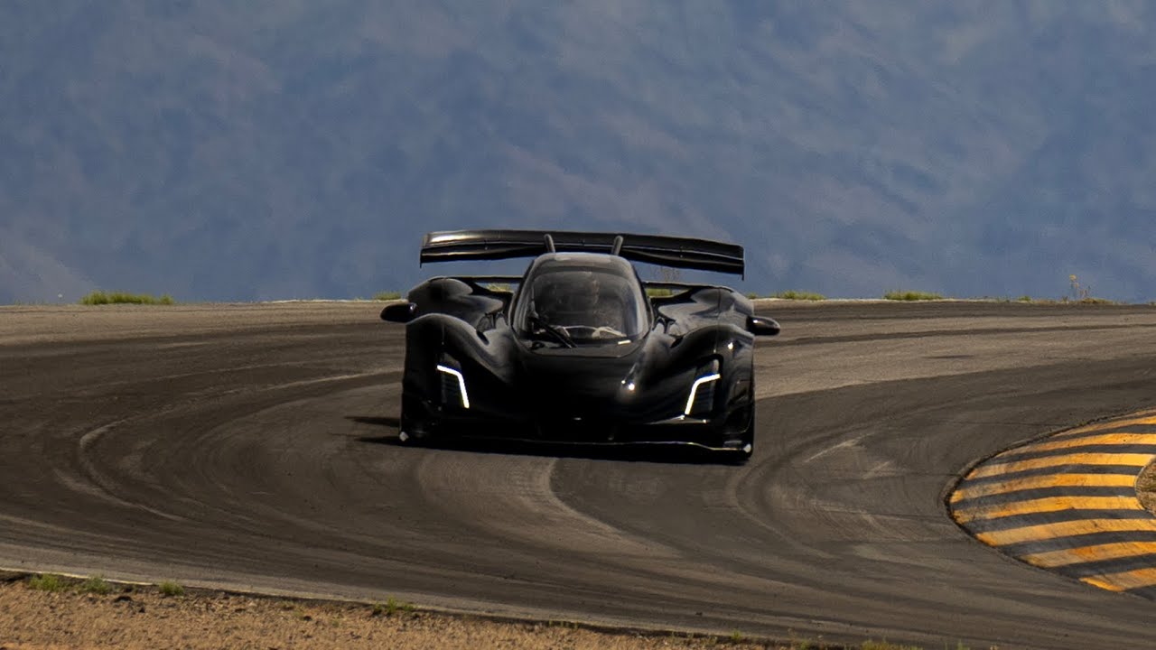 The desert&rsquo;s most dangerous predator: the Czinger 21C Blackbird Edition.