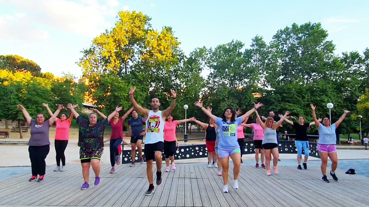 Zumba al aire libre en Madrid / @ManuelCarrascoTv - Hay que vivir el momento / Gaby y José @zumba