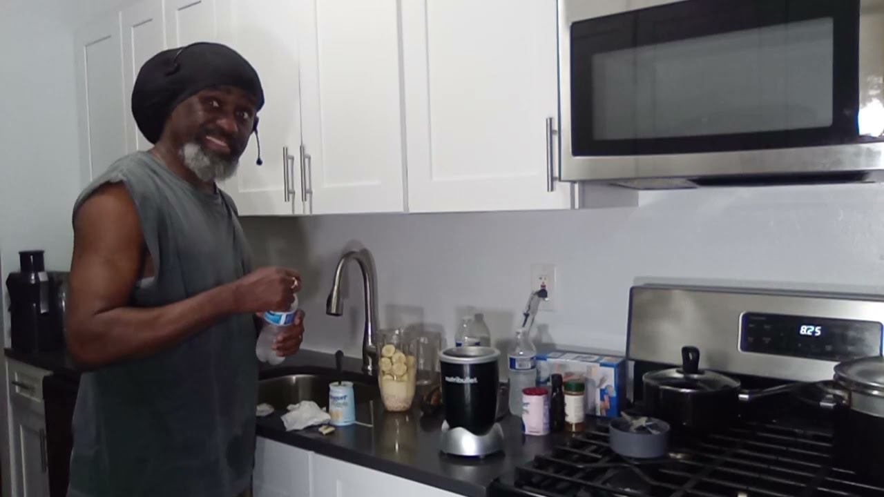 Йогуртовый напиток с овсянкой, бананом, арахисом и ежевикой 🇯🇲🇯🇲🇯🇲🇺🇲🇺🇲🇺🇲Вкусно 😋