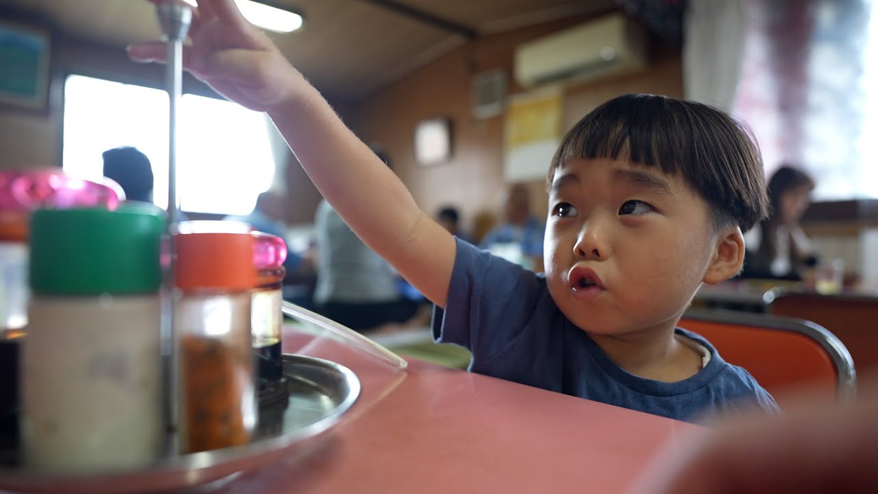 臨月妊婦と昼飯探し～昭和の食堂で回転カスターが気になる４歳男