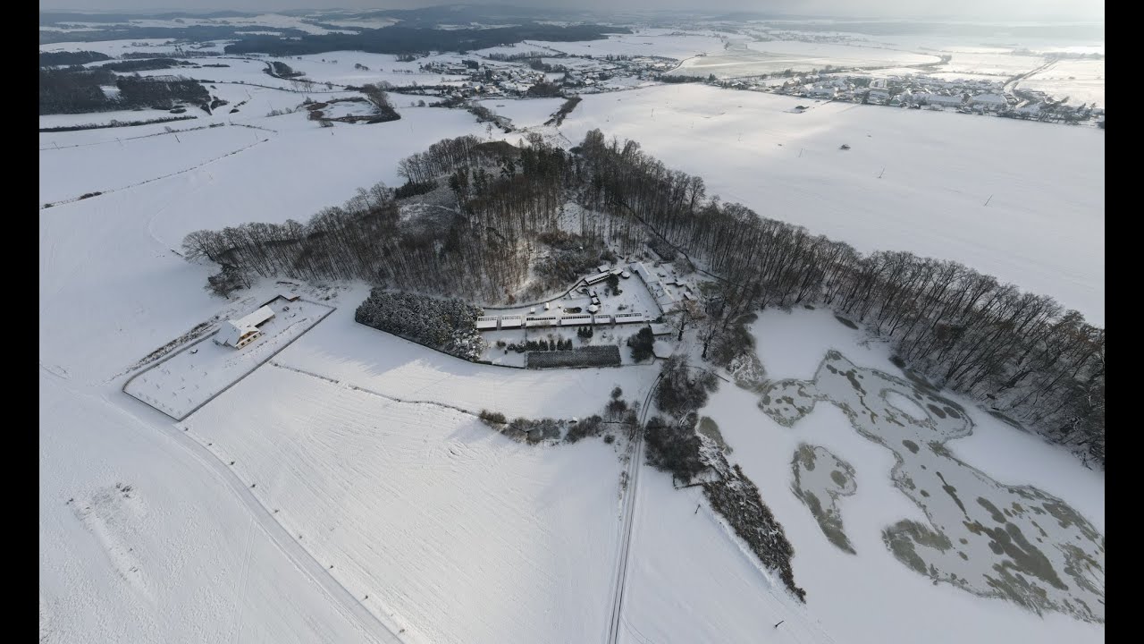 Makov stanice od zamrzlého rybníka Makov, příchod návštěvníků, Makov 17.12.2022