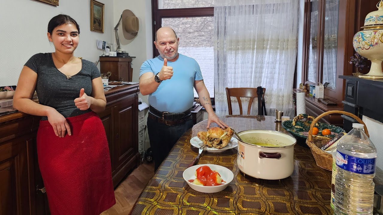 Marcel a pregătit împreună cu Nora mâncare. (Supa de găină cu tăieței de casă)