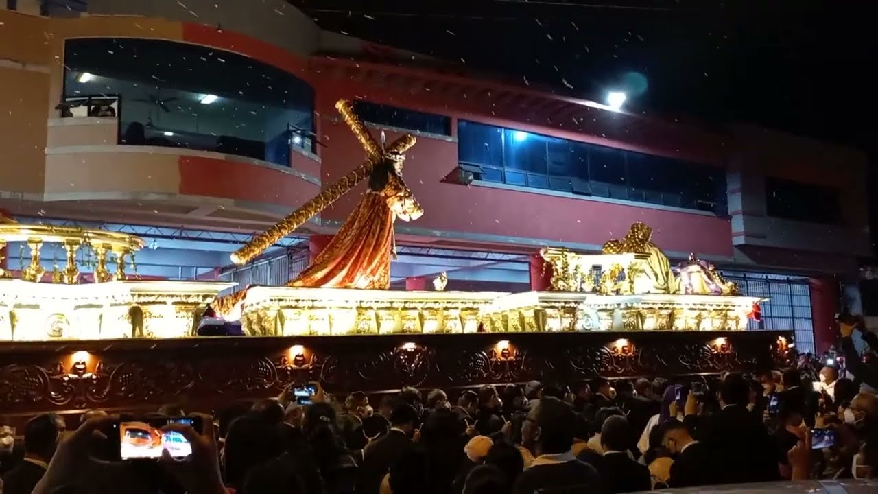 Procesi&oacute;n Jes&uacute;s Redentor del mundo del gallito, paso por los Bomberos voluntarios