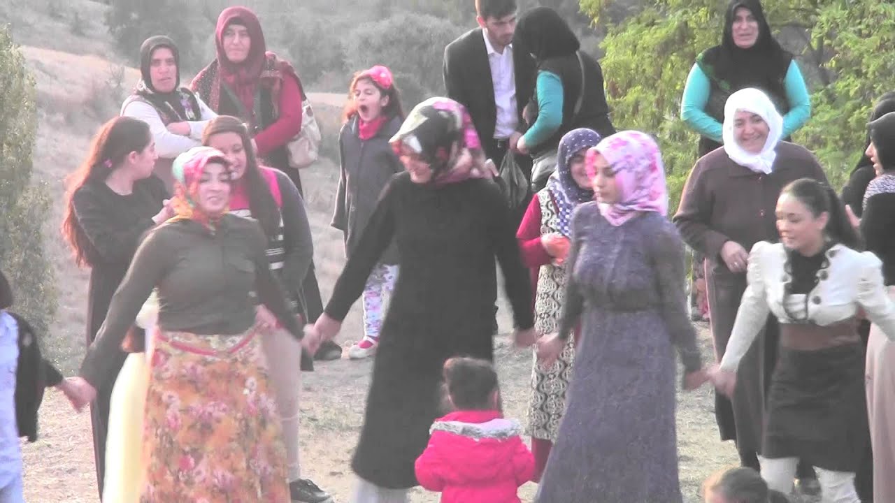 YAŞAR YILMAZ 66 KADIR EVININ AŞASİNDA HALAY GELINLE DAMAT HALAYDA