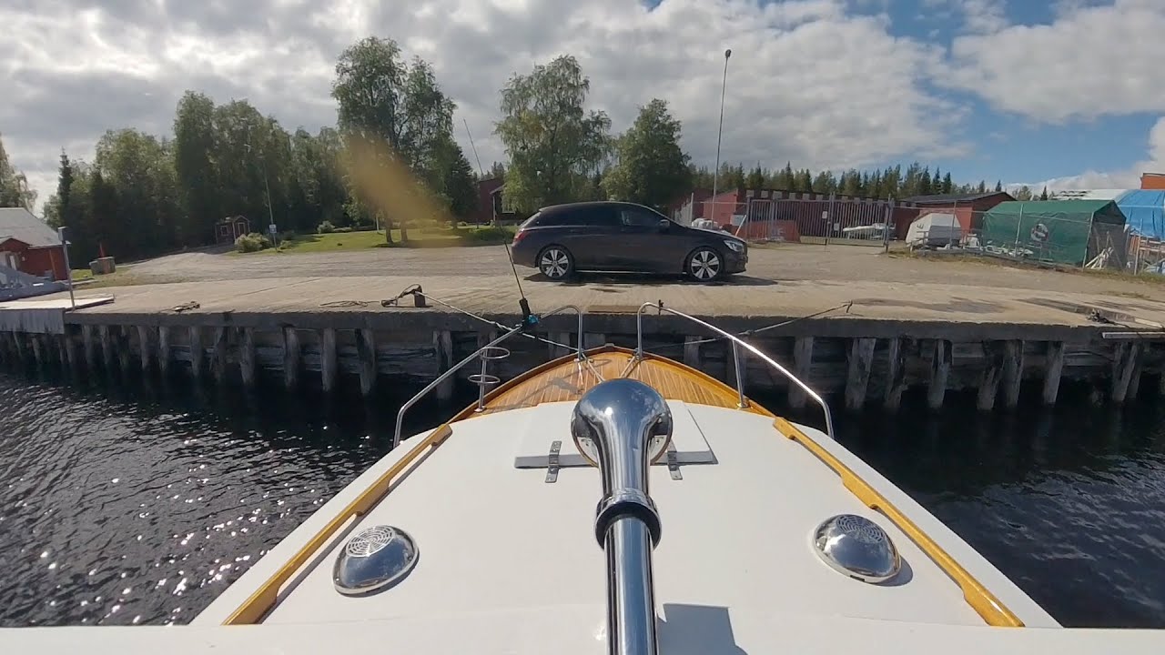 Plast är för pojkar. Mahogny för män.