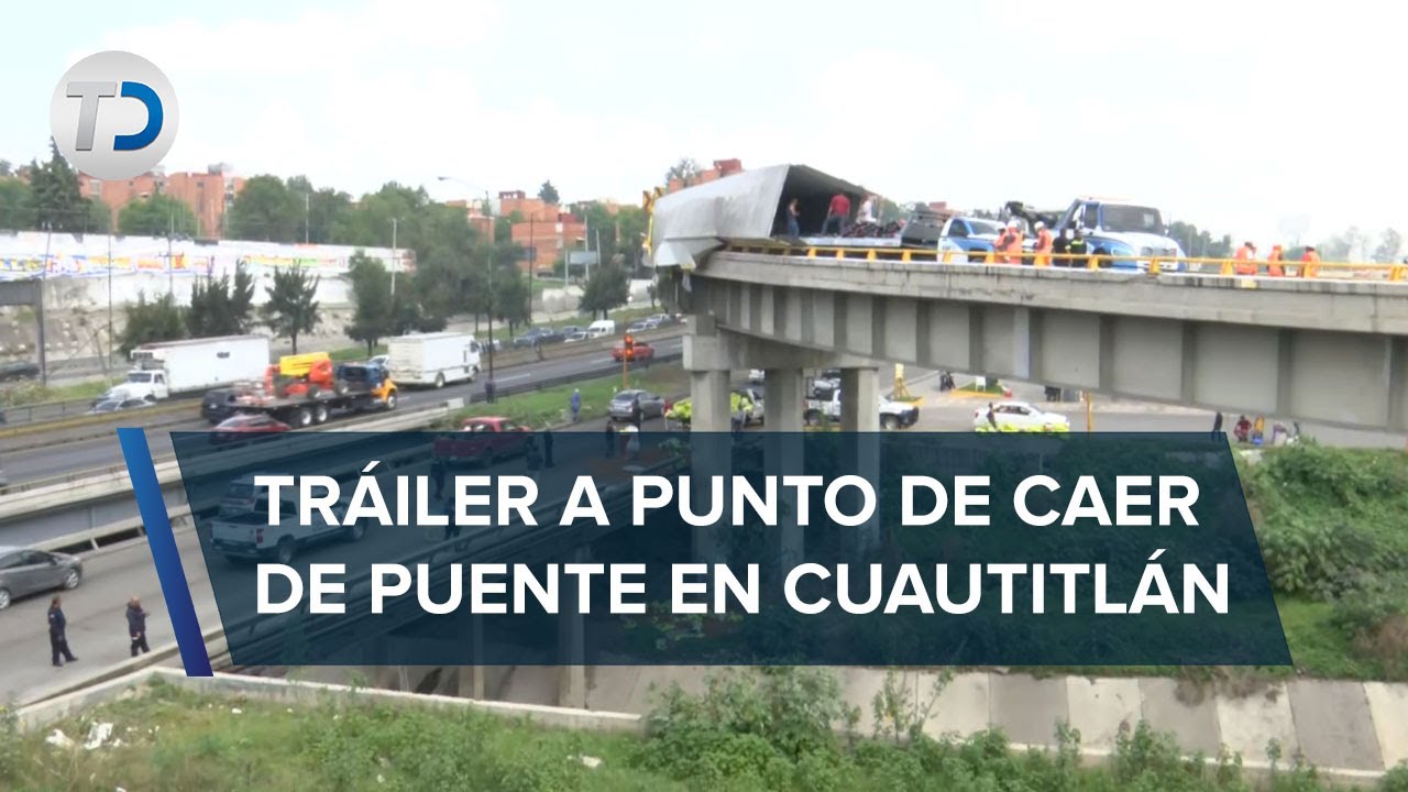 Tráiler vuelca en Circuito Exterior Mexiquense; casi cae del piso elevado