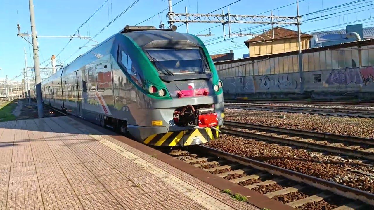 tanto traffico nella stazione di Milano Certosa.