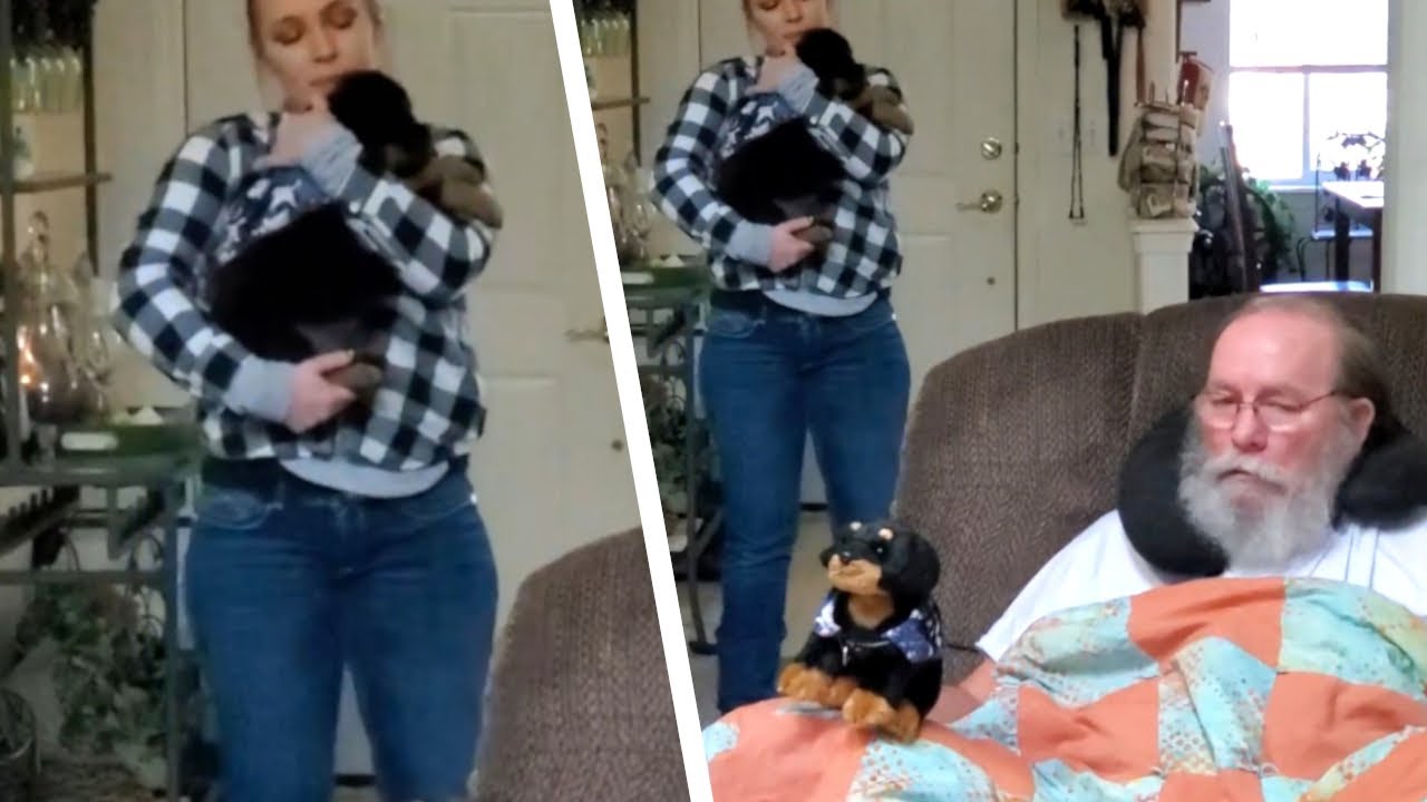 La mujer se esconde detrás con la sorpresa. ¡Qué entrañable momento!