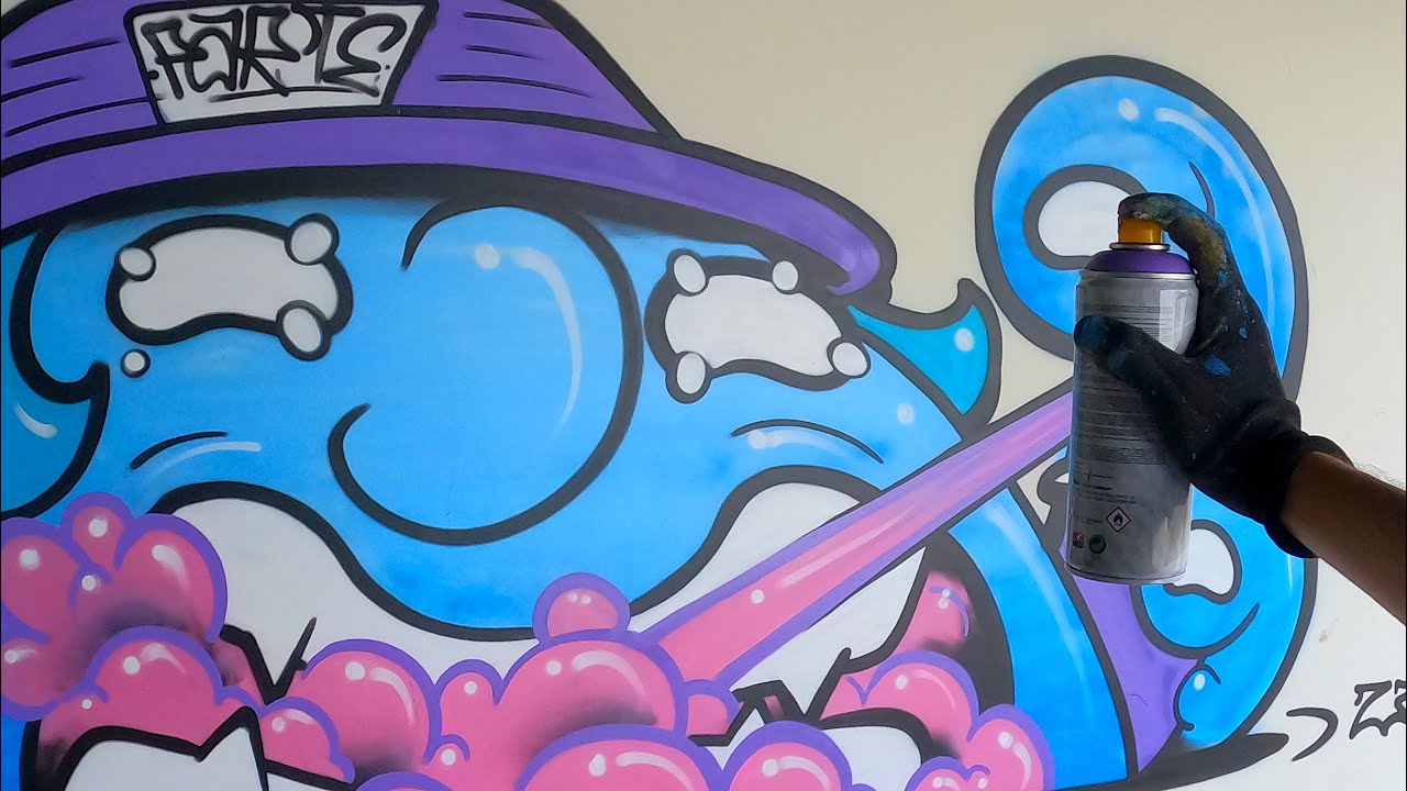 Fazendo Graffiti de personagem em lugar abandonado