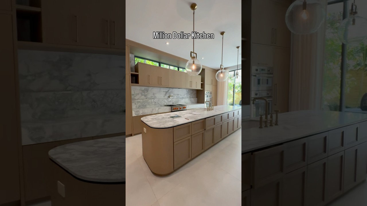The marble with those oak cabinets and the built in bench 🤩 I could talk about this kitchen all day