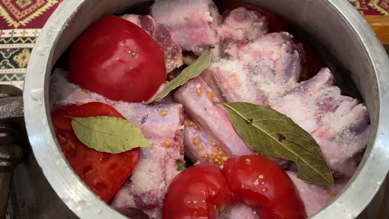 Говяжье хвосты с овощами в афганском казане. Beef tails with vegetables in an Afghan cauldron