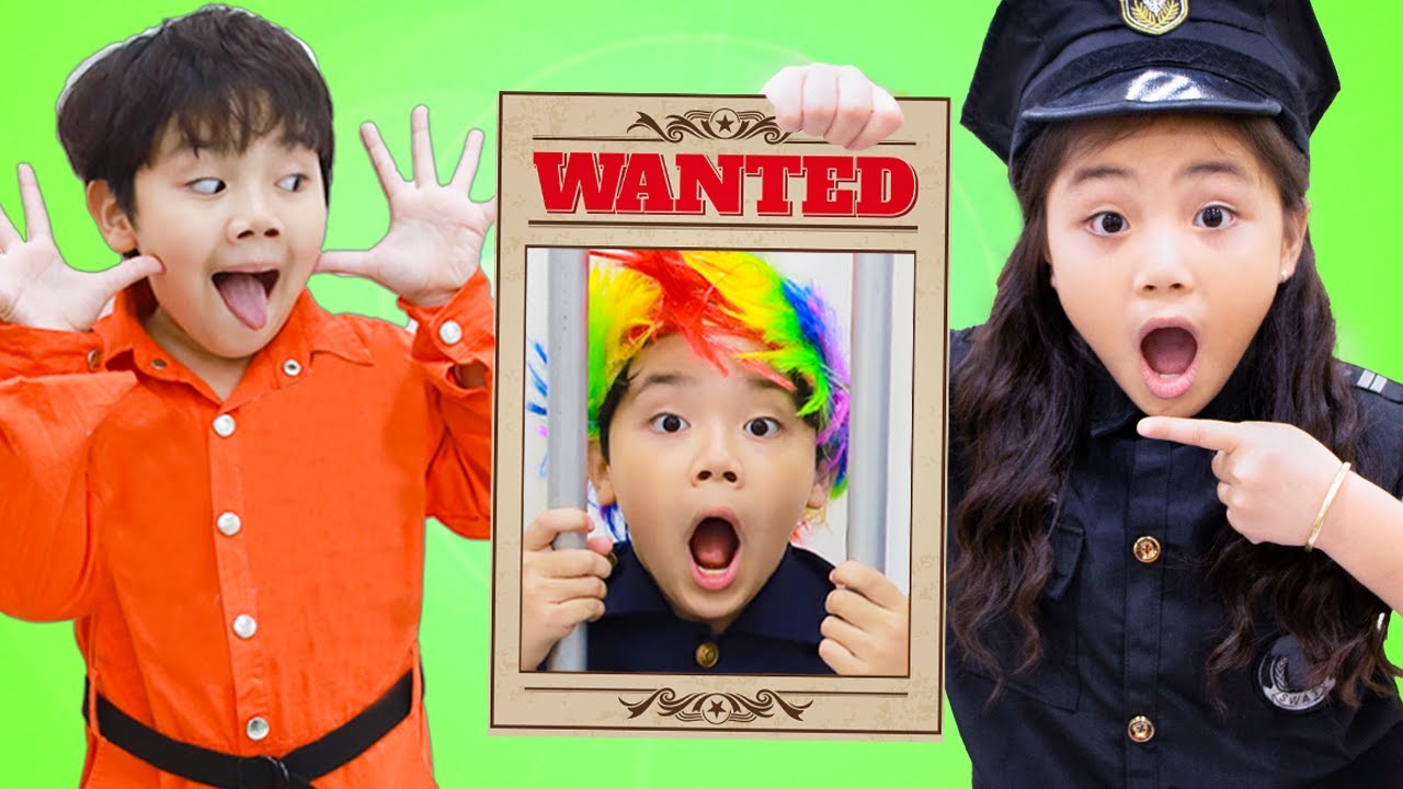 Annie and Sammy Pretend Play Catch a Thief as a Police
