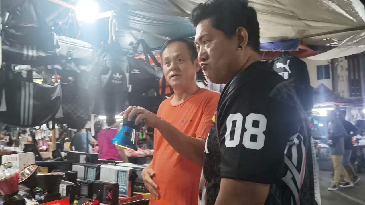 Tengah ari bekejang ari bakong lemai dtai ba sibu, alu agai pasar malam meli utai empa 