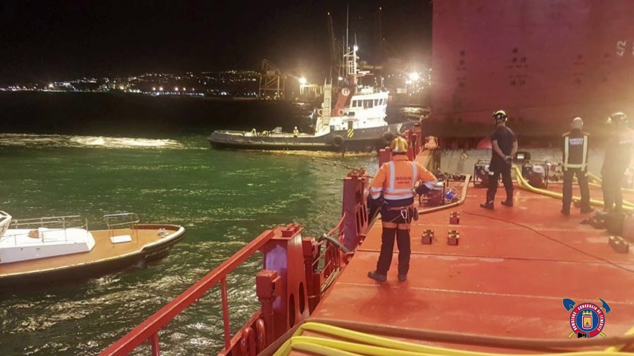 Actuación ante la rotura del amarre de una plataforma en Santa Cruz de Tenerife #BomberosTF