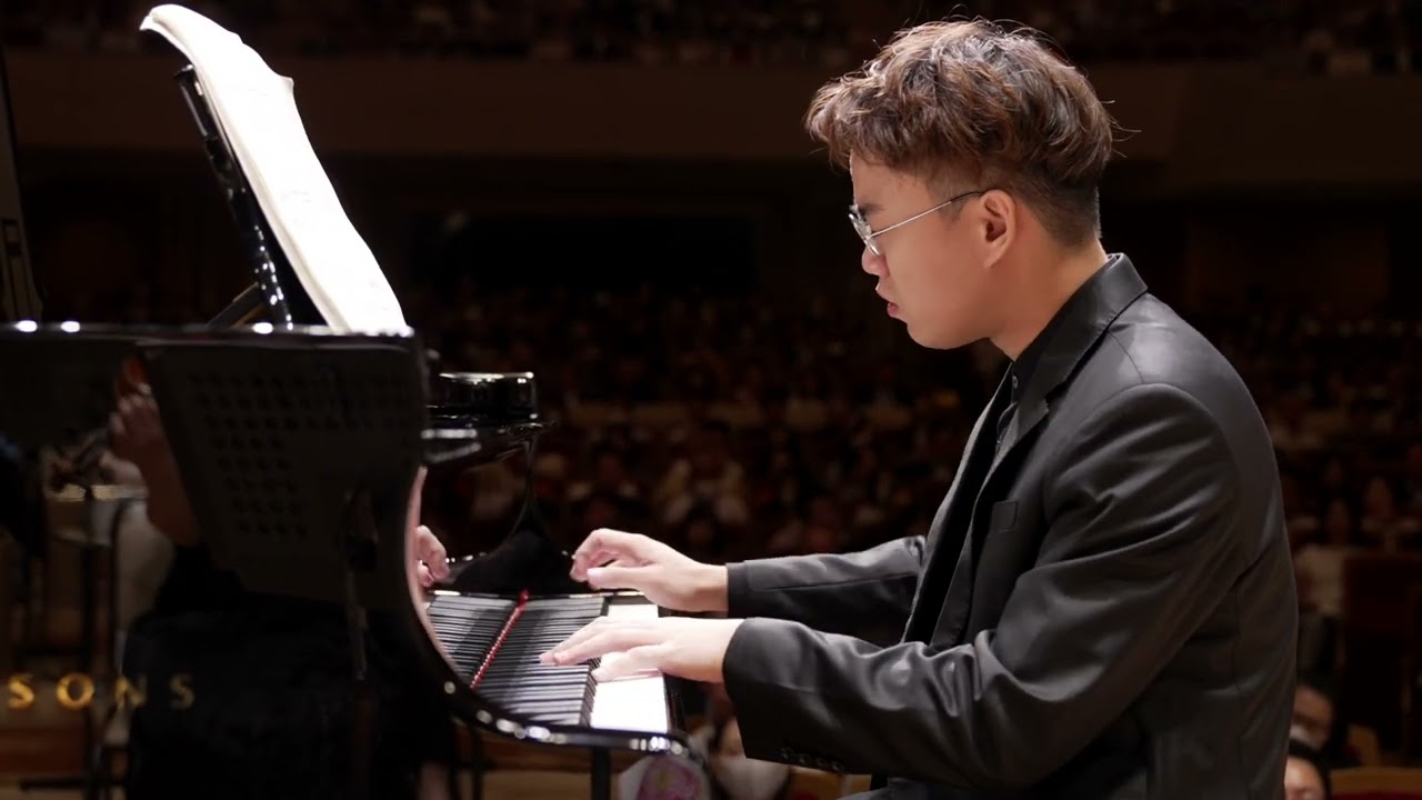 Chopin Piano Concerto No 1 - Vietnam - Japan - Suntory Hall