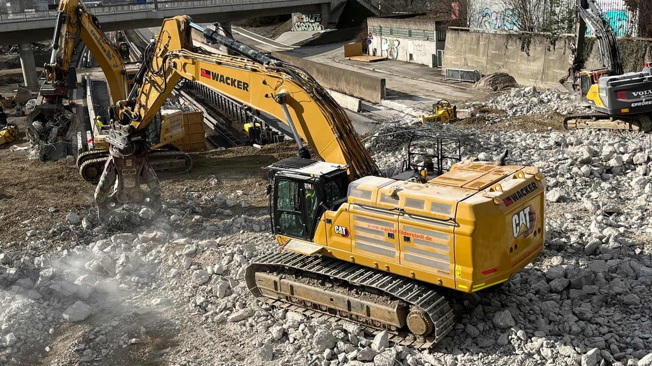 Caterpillar 374 Next Gen. mit 9t Betonzange.