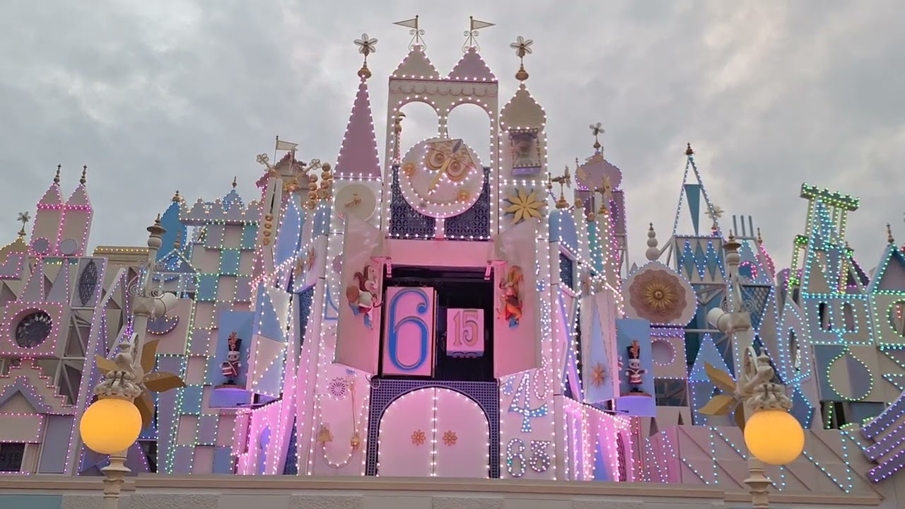 It's a small world clock 6:15 version (Fantasyland)