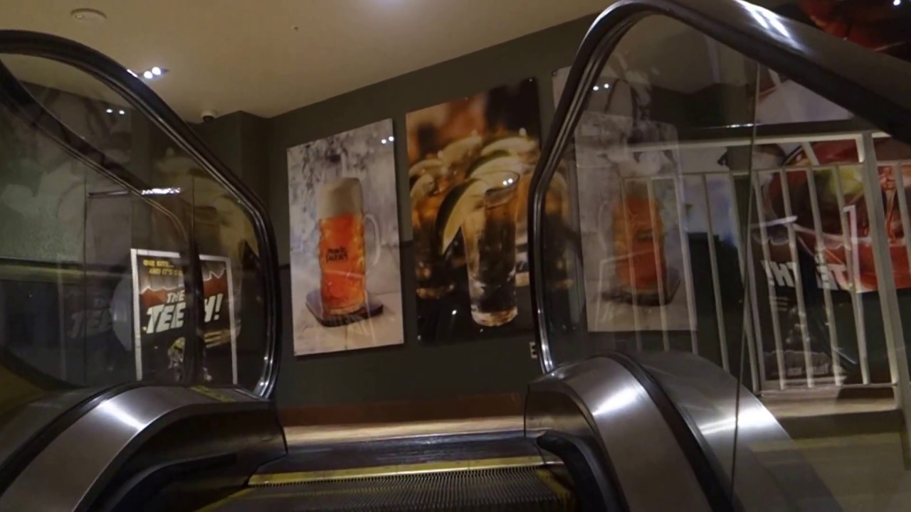 Эскалаторы, лифты и туалет в кинотеатре Movie Tavern в Форт-Уэрте, штат Техас