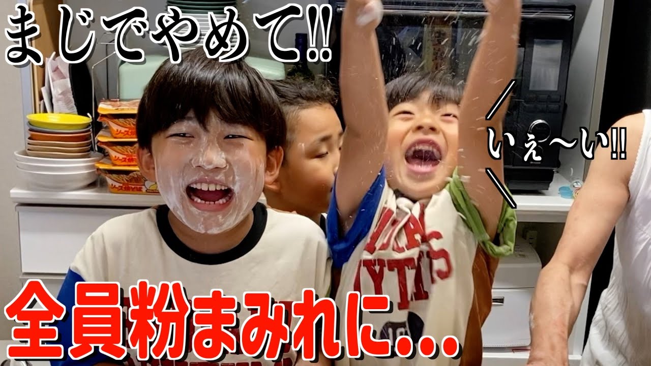 生地からピザ作りしたら、家も顔面も粉まみれでばぁば絶望www