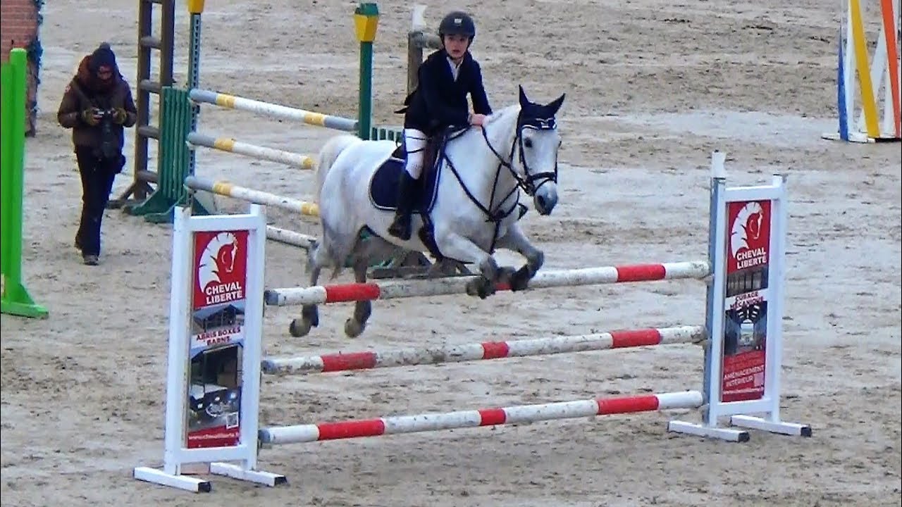 ■ 17/12/2017 - Concours au Pôle Européen du Cheval du Mans - As Poney 2 D - CSO - Clara Maitre