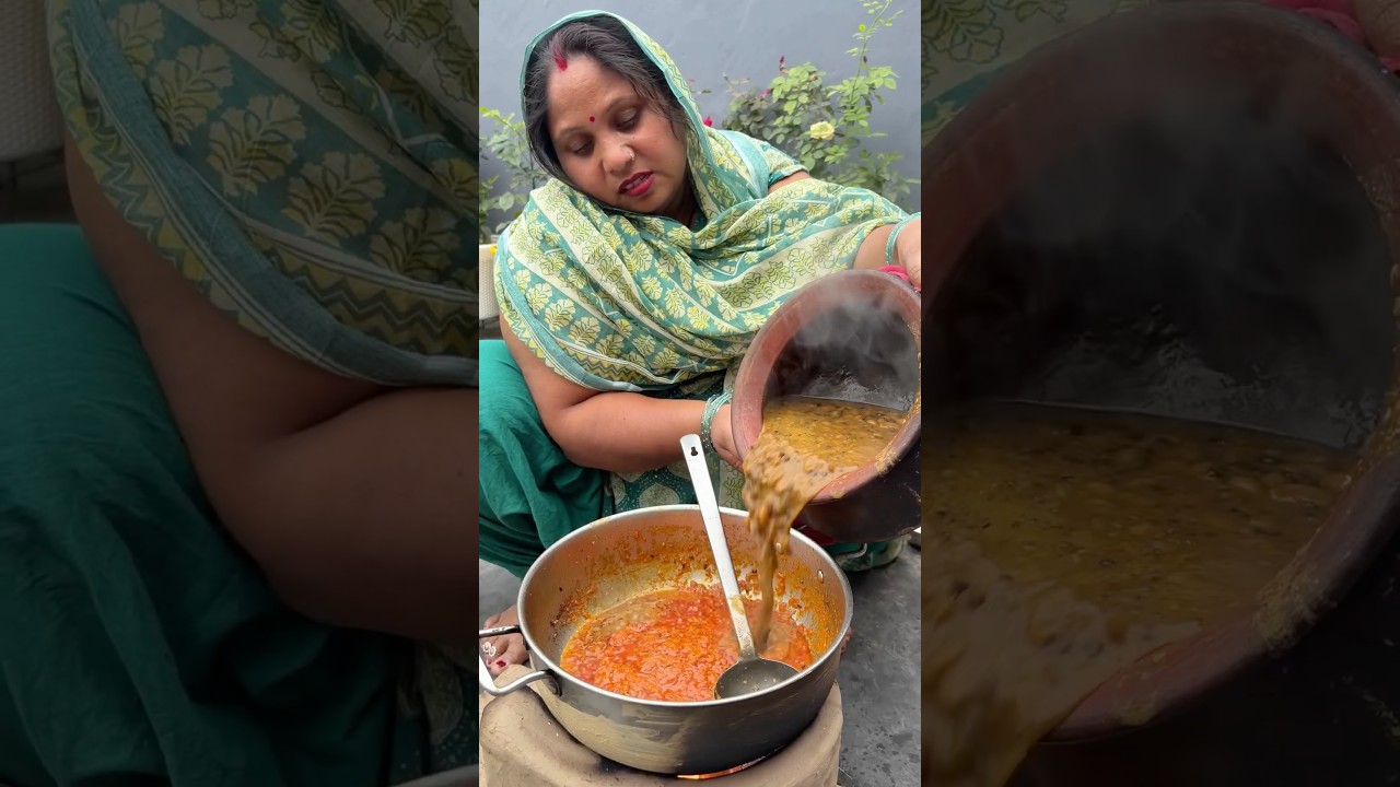 Is tarah banaiye chulhe par soft aur tasty naan. #desifood #shorts #chulakeroti #minivlog #naan
