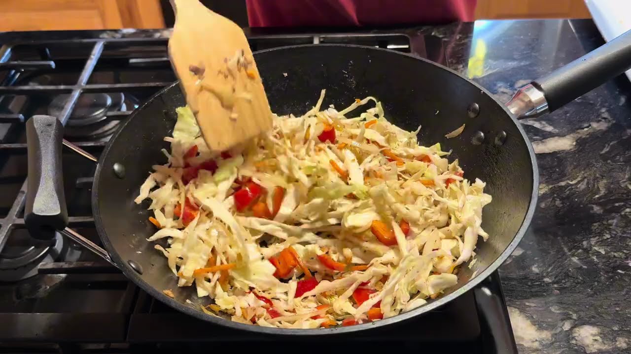 Cooking Beef stir fry noodles with vegetables during winter storm 2026 | LogHome