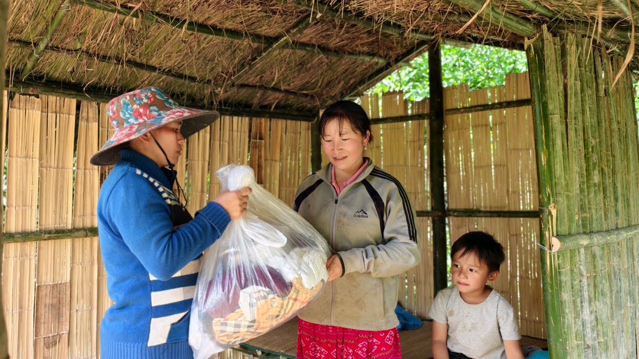 Today, Vela and her child are very happy to receive gifts from a kind-hearted lady.