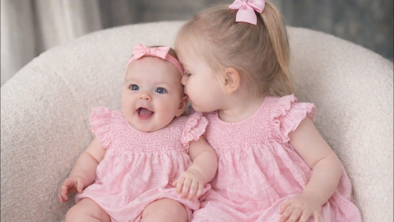 OHH MY SWEET ELLIE IS SO PRECIOUS! SHE IS PLAYING HER LITTLE SISTER LOOK AT THIS! SUTTON IS SO CUTE😍