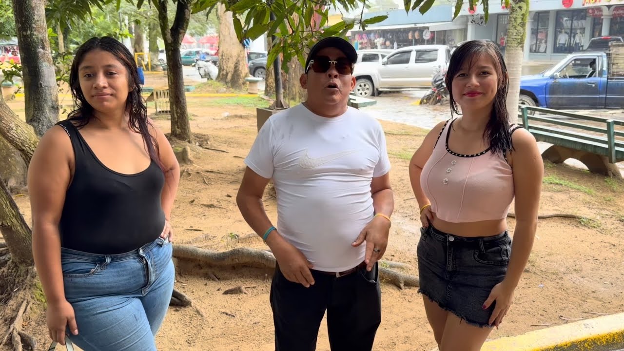 Con Danely y la China en el Parque de Tocoa Colon Honduras..🇭🇳😁