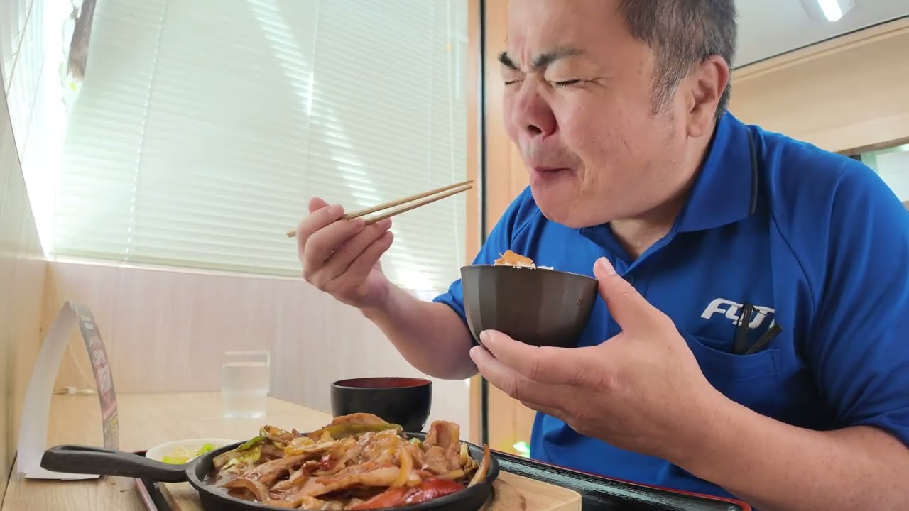 【長距離トラック運転手】寝起きの朝飯！誘惑の多いPA飯