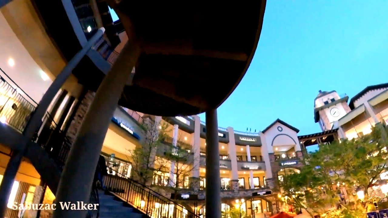 Walk in the Spanish-style Siheung Shinsegae Premium Outlets.Siheung GyeongGi South Korea.시흥.20.04.04