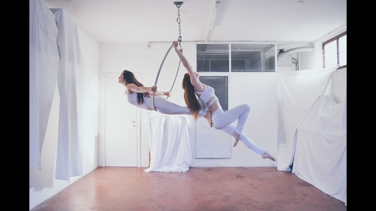 Aerial hoop duo - Nuvole bianche Ludovico Einaudi