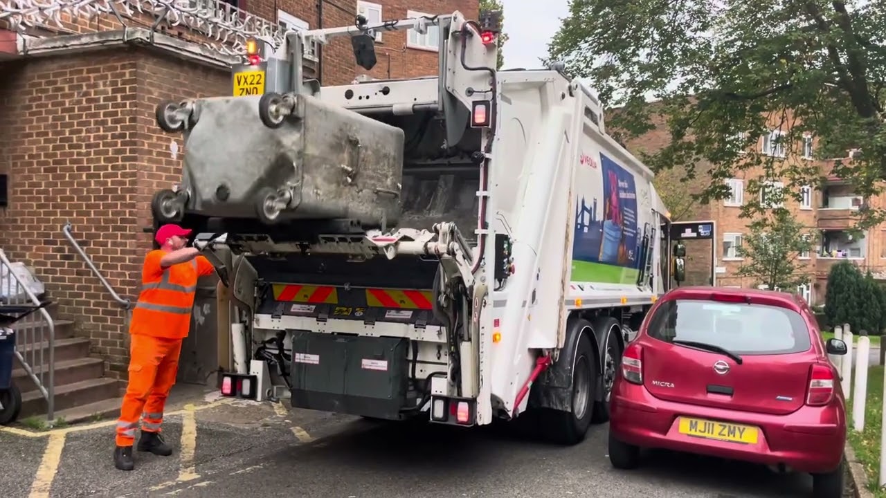Dennis elite 6 refuse truck on trade waste, ZNO