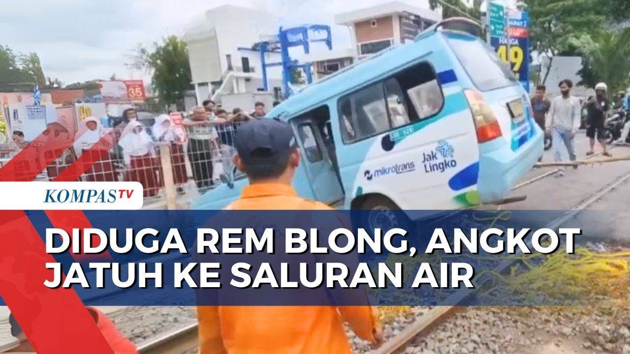 Diduga Rem Blong, Angkot Jaklingko Jatuh ke Saluran Air di Jakarta Utara