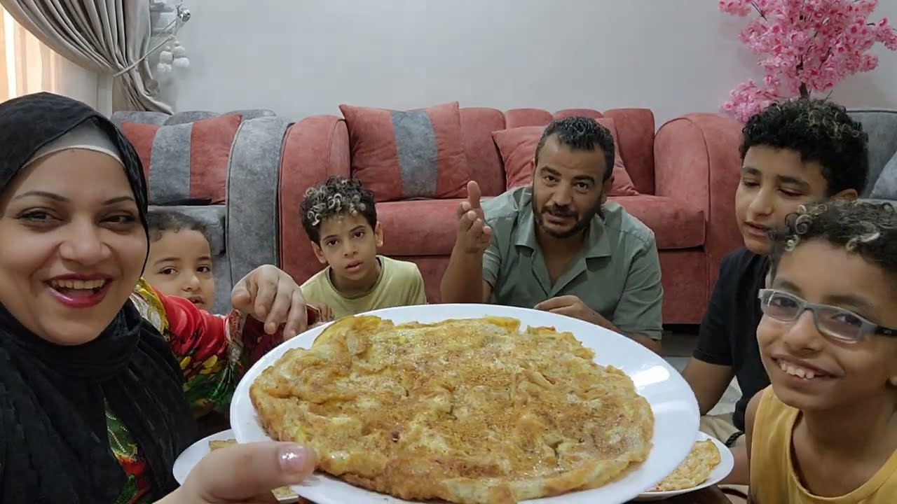 تحدي اكل على الفطار يوم الاجازه من اختراع احمد بس كانت اكله جميله والله وارجع اقول اتقوا ربنا🤲
