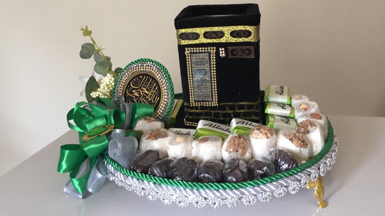 Ramazan Sebeti.Iftara gederken hediyyelik Ramazan sebetini hazirlanmasi. Ramazan sepeti