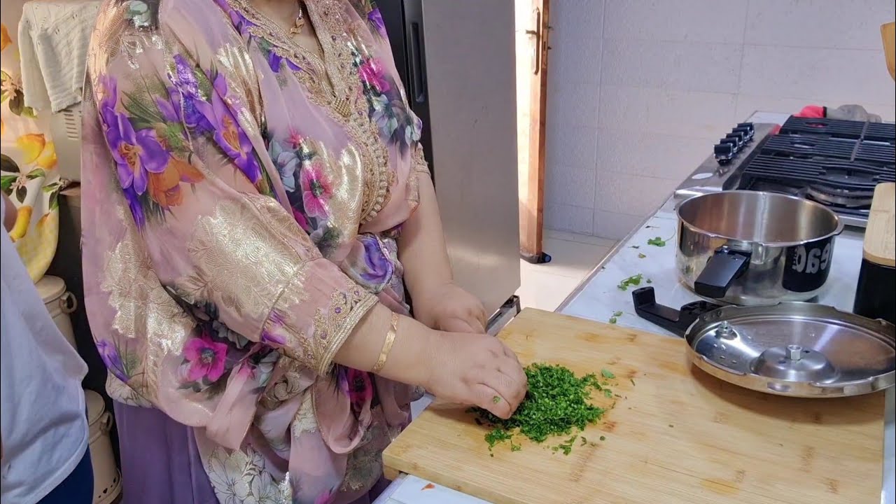 شاركت معاكم حلوى العيد كتجي من أروع مكاين بمقادر بسيطة كتكون فكول دار👌👍