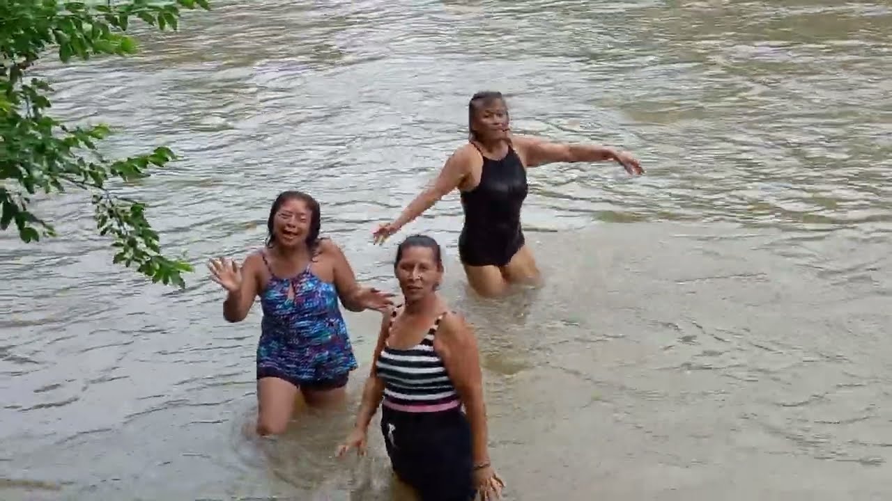 Disfrutando un rico baño natural en río jiboa