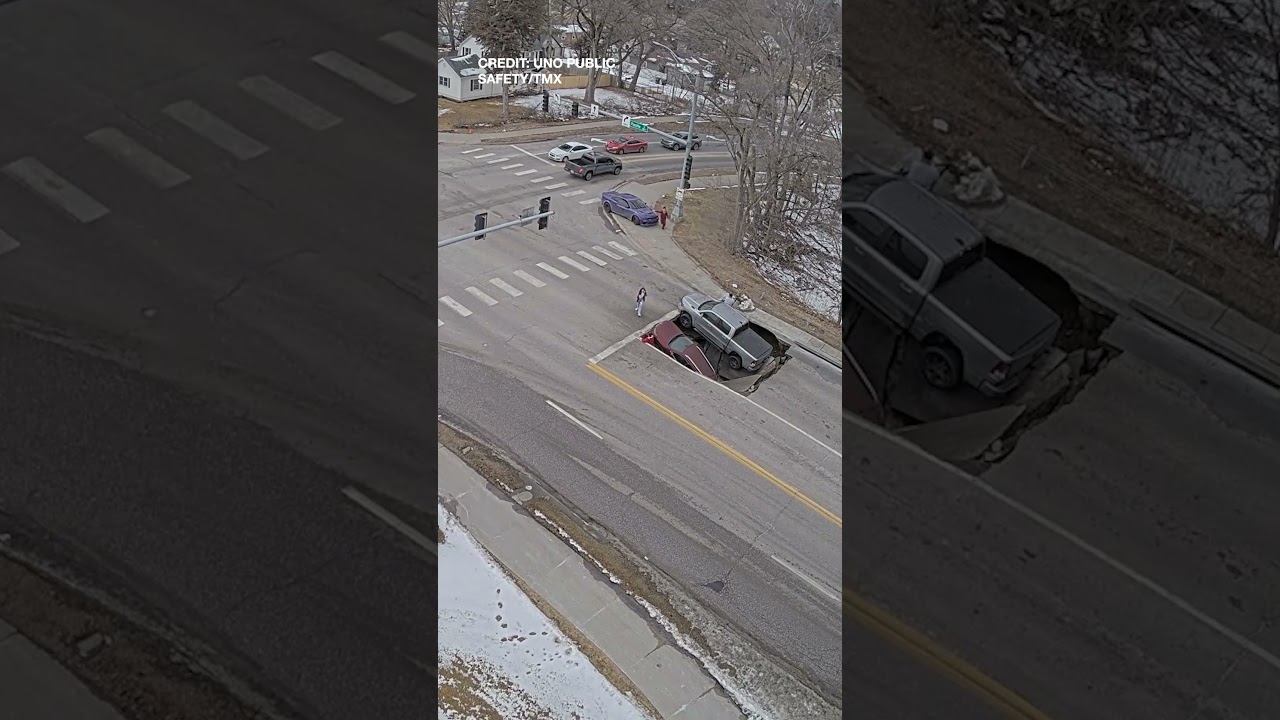 2 Cars Collapse Into Sinkhole at Traffic Light