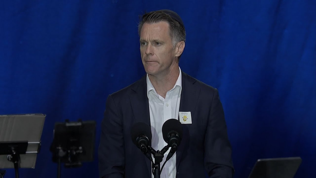 ‘We are going nowhere’: Chris Minns attends Bondi beach massacre vigil