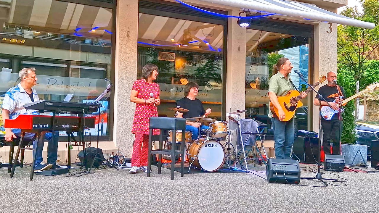 Band *Nix wie rauS* song *All for love* live open air concert on the street 8K.